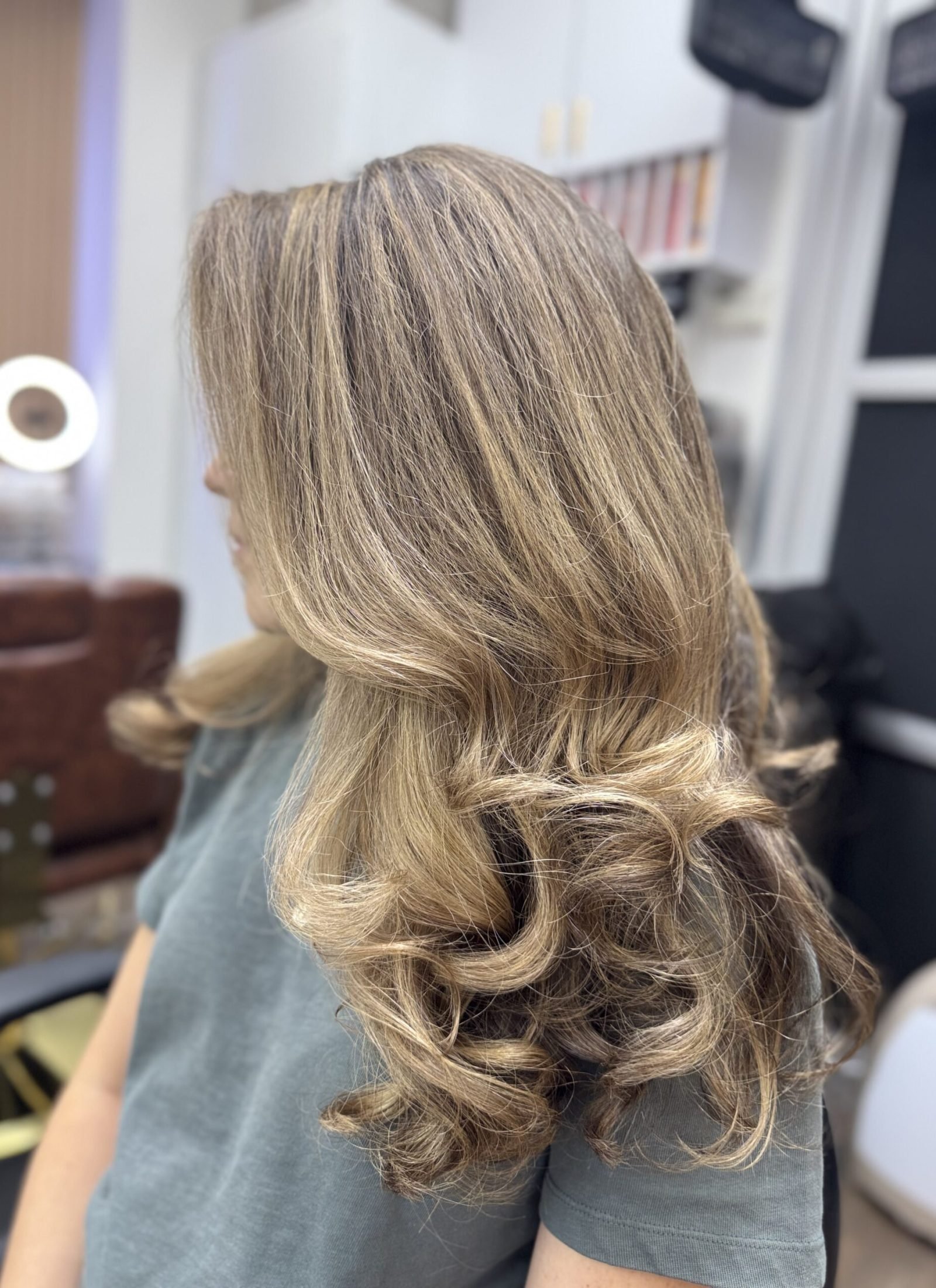 Beige Balayage with layered haircut finished with a bouncy blowout – radiant volume, and movement by Fabi Pro Beauty NYC Beige balayage with layered haircut and bouncy blowout by Fabiana Cohen at Fabi Pro Beauty, Midtown East Manhattan - soft dimension, shine and volume.